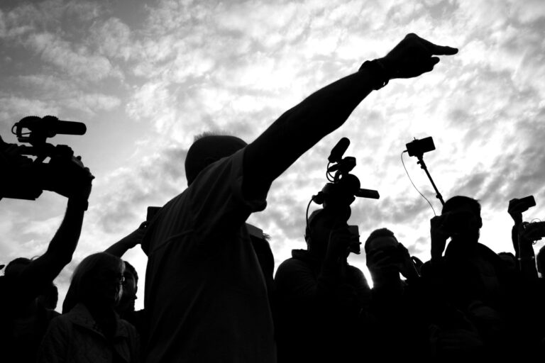 Tempi duri per l’informazione, sovrastata e calpestata dalla comunicazione